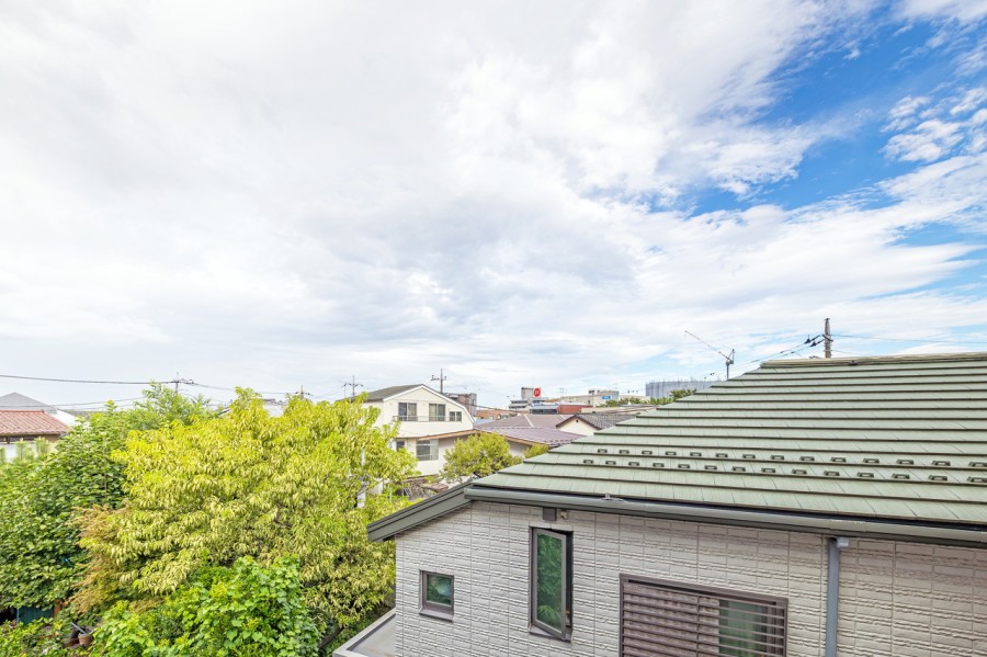 バルコニーからは青々とした空の下に佇む緑を望めます。のびやかに広がる空が日常になり、至福の時間に包まれる住まいです。