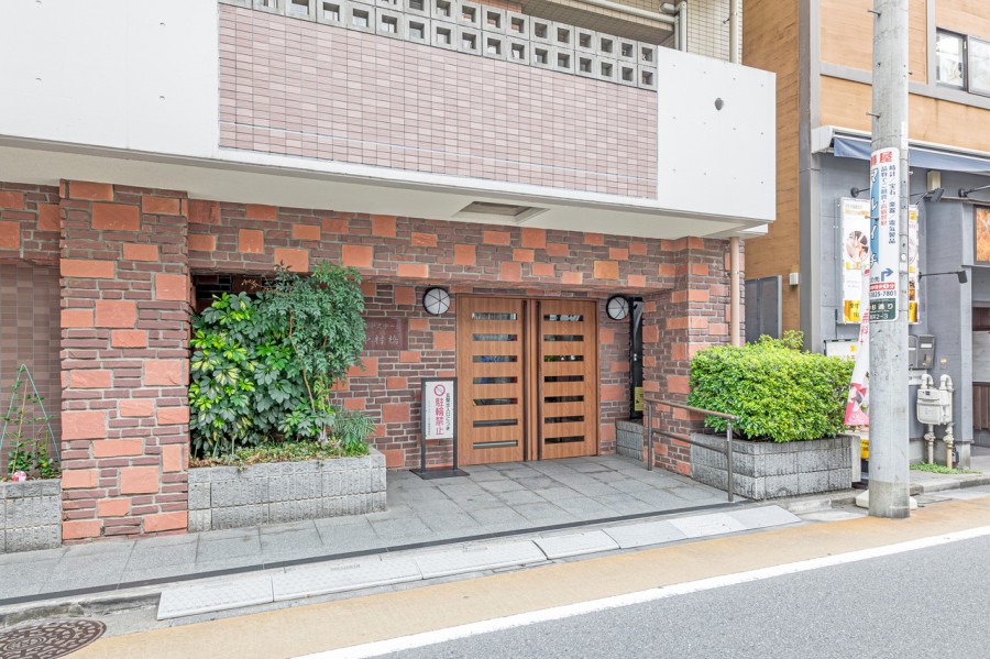 日勤の管理人さんによってお手入れが行き届いたエントランスです。共用部は定期的なメンテナンスで綺麗に保たれています。