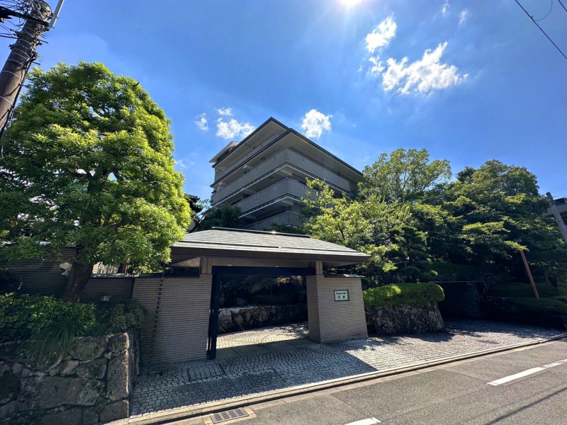 地下鉄東西線東山駅徒歩4分の立地に約1000坪の広大な敷地を有する物件です。趣のある日本庭園や茶室を備えており、重厚感あふれる空間です。自然と歴史を守り、古都の魅力を感じる立地です。