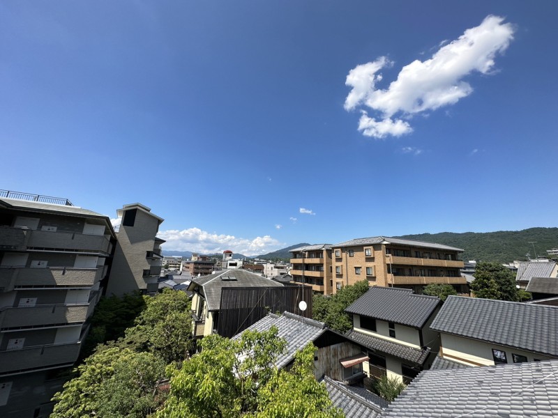 4階部分の南東角住戸です。南東・北西の二面バルコニーで陽当り・眺望良好です。大きな空と遠くの緑が目を愉しませてくれます。古都京都の美しい街並みと空気に触れることができる立地です。