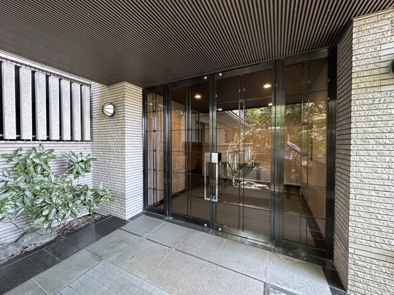 手入れの行き届いたエントランスです。地下1階には無償で使用できるトランクルームも備え付けております。屋内地下自走式の駐車場もあり、お車も傷みにくくなっています。