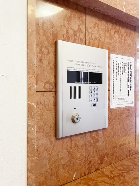 居住者以外の侵入を拒み、不審者や不要なセールスを撃退することができます。安心感を得られるのも大きなポイントです。