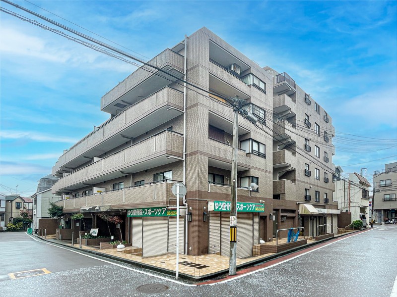 2駅2路線利用可能で快適な日々を叶えます。商店街やコンビニが至近で便利です。