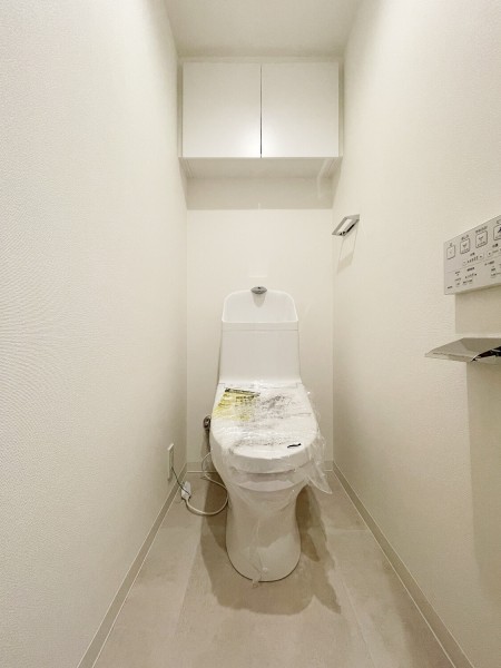 TOTO製洗浄便座付きトイレを設置しました。上部には収納に便利な吊戸棚を備え付けました。