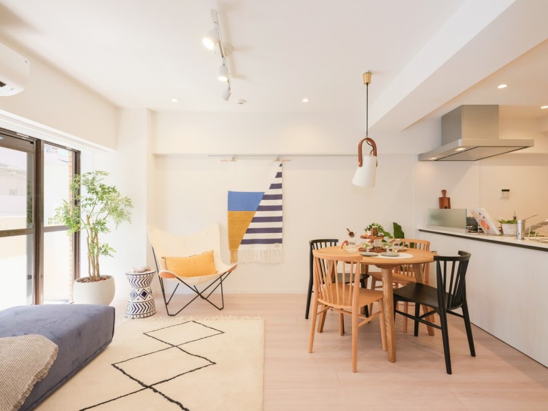 目に肌にやさしく温かな素材で仕上げた居住空間です。スマートでナチュラルな内装はどんなインテリアも受け止める柔軟性が魅力です。