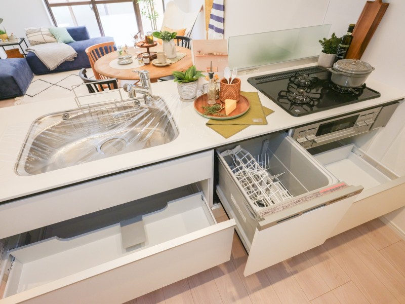 ◆食器洗浄乾燥機◆家事の時間を短縮できる優れもの。さらに節水・節約を同時に行うことができるので、大変人気があり重宝します。