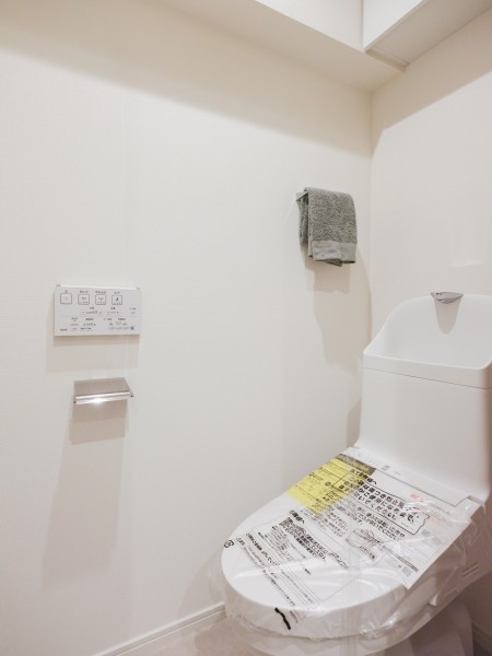 優れた節水効果や汚れが付きにくい便座など、ほしかった機能が揃ったウォシュレット一体型トイレです。収納に便利な吊戸棚を備え付けています。
