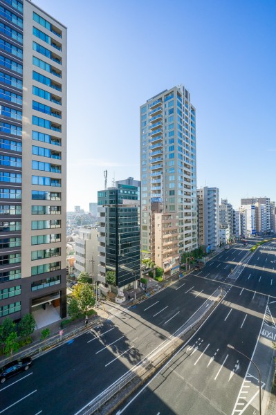 バルコニーからの眺望です。目の前の道路は道幅が広く、開放感を感じます。明日へのエネルギーを養うことができる空間で、日々をアップデートできそうです。