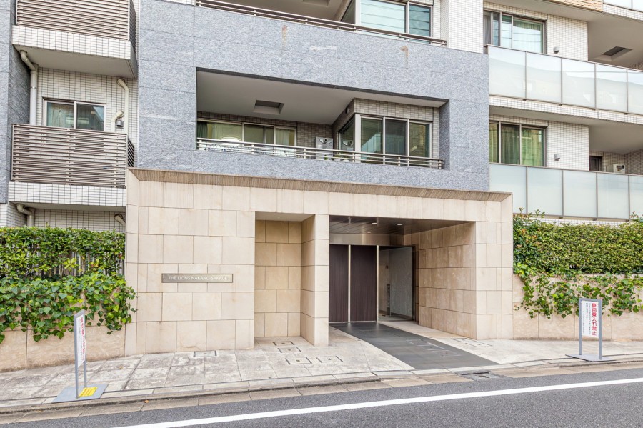 都心における凛とした存在感を主張する瀟洒な外観。堂々たる趣の中に居心地の良さも感じさせ、安らぎの居住空間へ誘います。