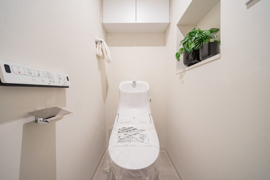 LIXIL製洗浄便座付トイレを新規設置。毎日使う場所だからこそ、清潔感と使いやすさを考慮したレストルームです。