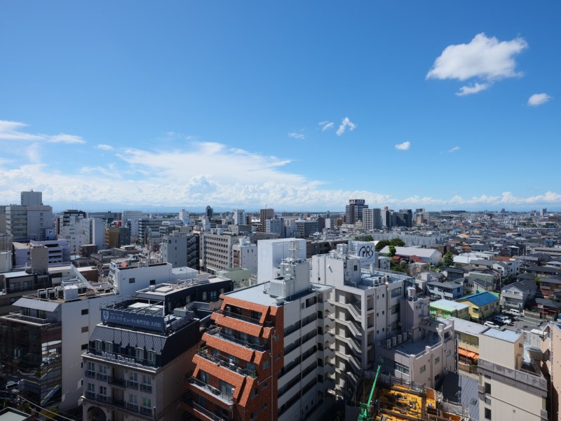 青々とした開けた空を見渡せる開放的な眺望です。遠くの天気もよく見え、開放感が溢れるひとときをお楽しみいただけます