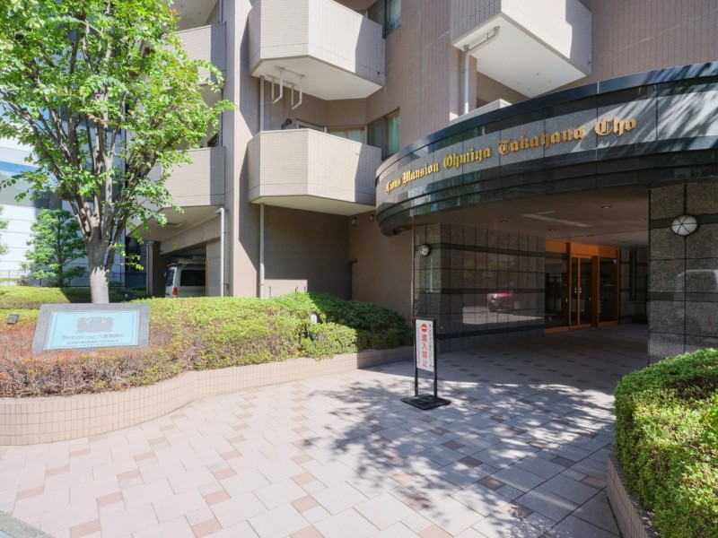 植栽の緑が心地の良さを演出するエントランスです。堂々たる趣の中に居心地の良さも感じさせ、安らぎの居住空間へ誘います
