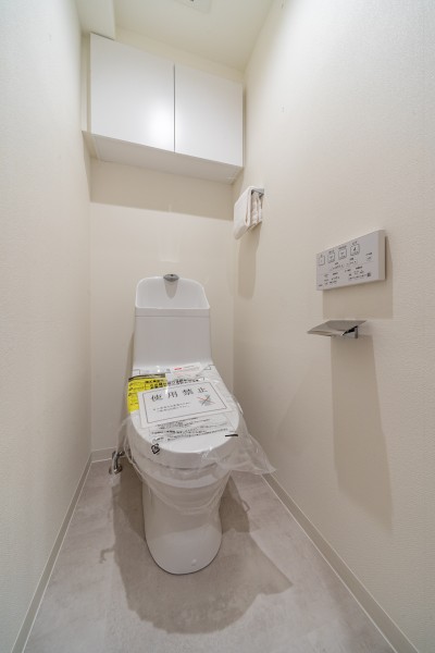 ンプルで安らぎが宿るレストルームです。優れた節水効果や汚れが付きにくい便座など、ほしかった機能が揃ったウォシュレット一体型トイレです