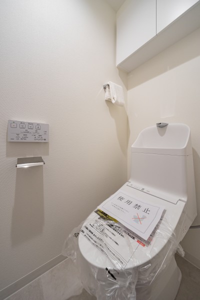 TOTO製洗浄便座付きトイレを設置しました。上部には収納に便利な吊戸棚を備え付けました。