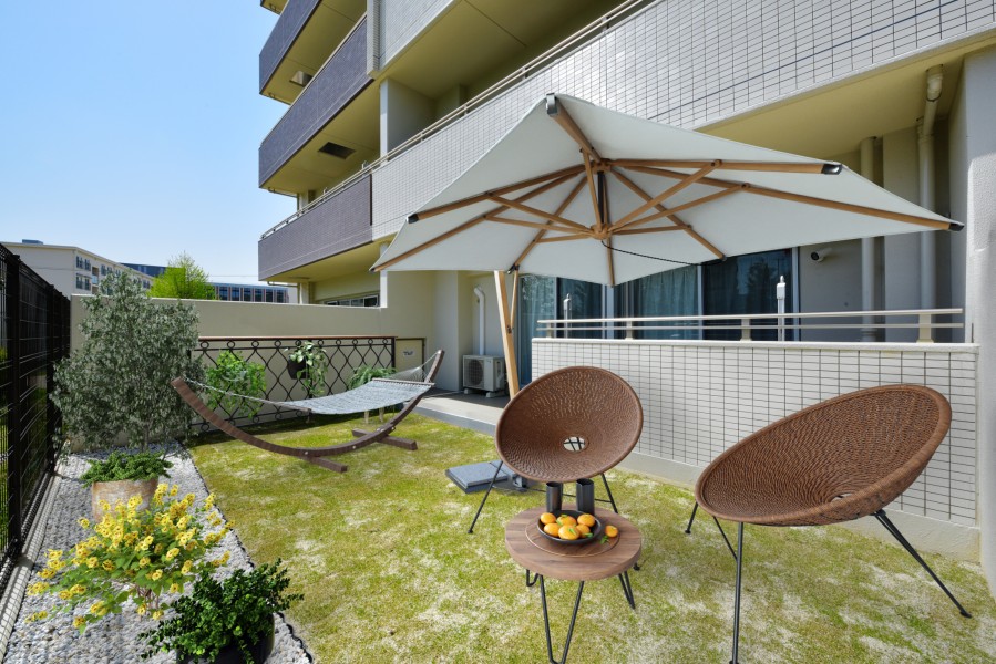 約28m²の広々とした専用庭つきです。テラスと専用庭を合わせると非常に広々とした空間になります。お子様の遊び場や夏場のプールなどもゆったり行えます。大人ものんびり伸びをしたくなるような空間です。(家具はイメージです。)