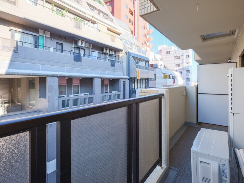 洗濯金具がついているバルコニーです。暮らしに大切な光と心地よい風を感じる空間です。