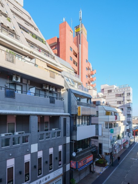 見上げると青々とした空を望める眺望です。都心の喧騒と一線を画す下町人情味のある街の空気を感じることができます。