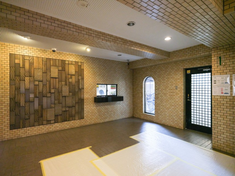 重厚感と気品が溢れるエントランスホールです。お手入れの施された共用部が住まう方を上質な居住空間へと誘います。