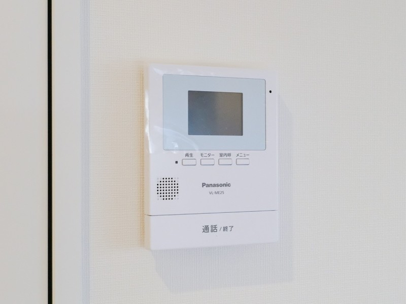 ◆TVモニター付インターホン◆訪ねてきた相手をモニター越しに確認でき、防犯対策に役立ちます。インターホン越しに話をすることが可能です。