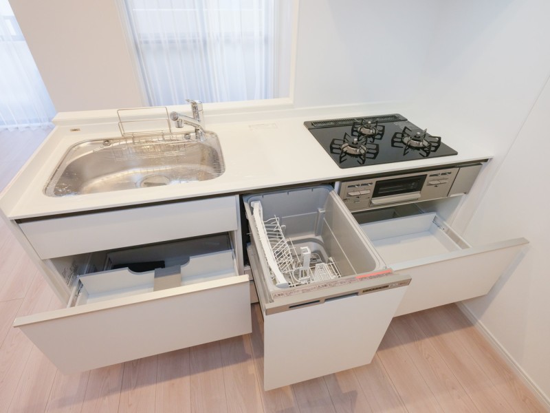 ◆食器洗浄乾燥機◆家事の時間を短縮できる優れもの。さらに節水・節約を同時に行うことができるので、大変人気があり重宝します。