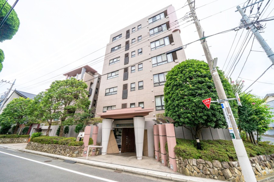 令和4年共用部大規模修繕工事実施済！馬事公苑や砧公園の緑に恵まれた住環境・鮮やかな植栽に囲まれた重厚感のあるマンションです。