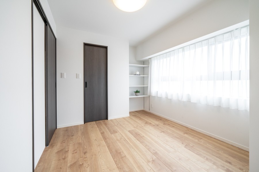 洋室1はウォークインクローゼット付きのお部屋です。居室部分を広々とお使いいただけるので、主寝室にぴったりです。