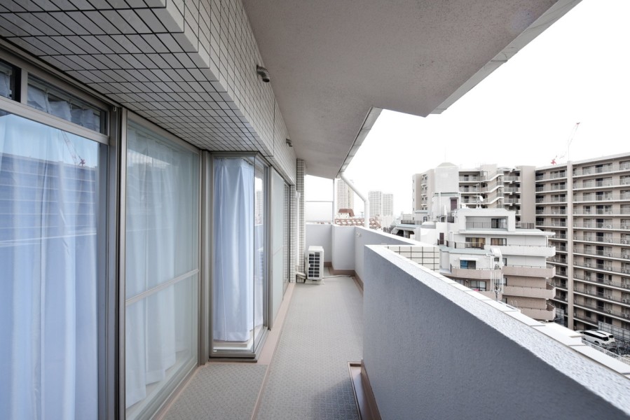 最上階の南東向きバルコニーで前面を遮る建物もなく、爽快な眺めが広がります。お部屋の中に柔らかな光を運んでくれます。広々としたバルコニーですので、ご家族のお洗濯物もたっぷり干すことができます。