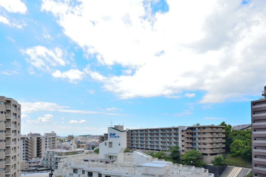 最上階のお部屋ですので、前面を遮る建物もなく、大きく広がる空を感じることができます。太陽の光を感じながら気持ちよく伸びをしたくなるような爽快な眺望です。