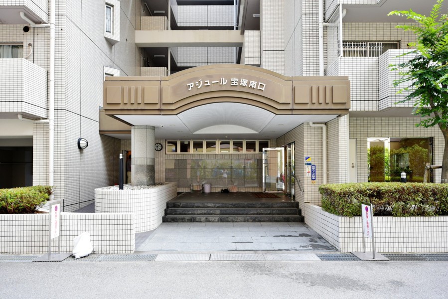 マンションが多く立ち並ぶ静かなエリアです。宝塚南口駅近くには評判のサンドイッチ店やその他タカラジェンヌご用達のカフェなどもあります。武庫川の自然と宝塚の文化を楽しめる立地です。