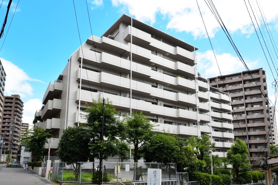 阪急宝塚南口駅徒歩6分の立地です。ＪＲ線も利用可能ですので、通勤・通学、お出かけに便利です。文化と自然を感じる宝塚の街並み、宝塚大劇場や手塚治虫記念館、武庫川の清流を感じながら暮らせます。