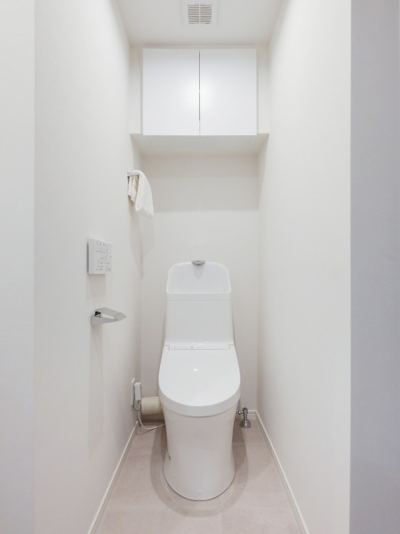 シンプルで安らぎ溢れる空間のレストルーム。優れた節水効果や汚れが付きにくい便座など、ほしかった機能が揃ったウォシュレット一体型トイレです。
