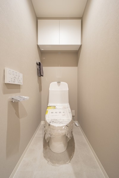 優れた節水効果や汚れが付きにくい便座など、ほしかった機能が揃ったウォシュレット一体型トイレです。ペーパーや掃除用品の収納に便利な吊戸棚を備え付けました。