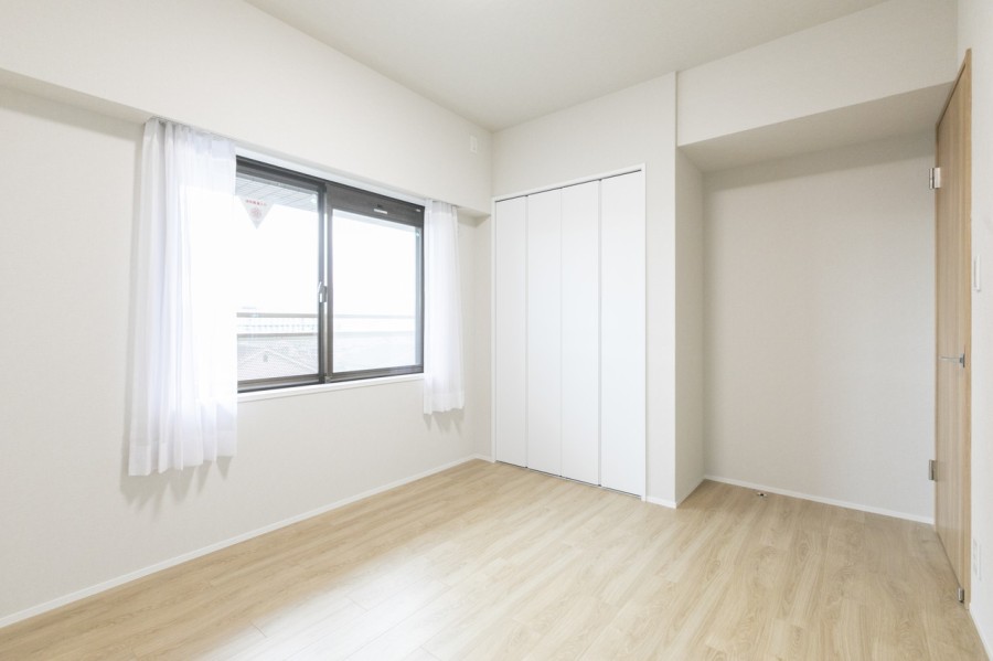 洋室2（約6.0帖）は形の整ったお部屋なので、家具の配置もしやすいです。洋室が4部屋ありますので、それぞれが個室を持つことができるゆったりとした間取りです。