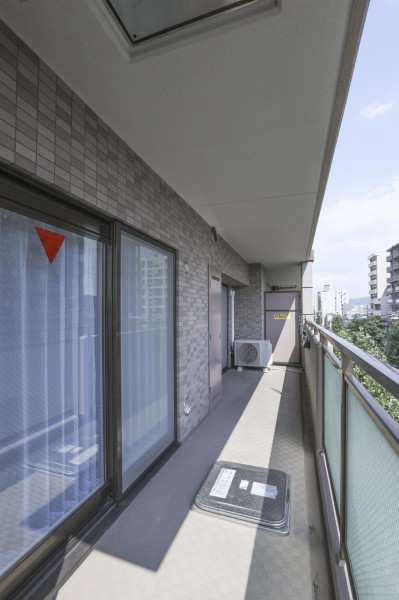 5階部分、南向きのバルコニーで陽当り・通風・眺望良好です。お部屋の中に光と風を運んでくれる爽やかなお部屋です。バルコニーにはトランクルームもあります。