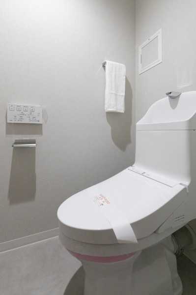 TOTO製ウォシュレット一体型トイレ新規交換済みです。汚れが付きにくくすっきりとお掃除しやすい機能も搭載されており、お手入れも楽にできます。節水効果も高くエコなのもうれしいポイントです。