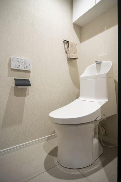 TOTO製ウォシュレット一体型のトイレも新規交換済みです。吊戸棚も設置しましたので、収納も便利です。