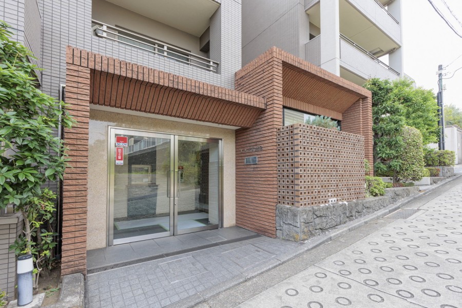 定期的なメンテナンスが行われ綺麗に保たれたエントランスです。毎日気持ち良く出入りできますね。