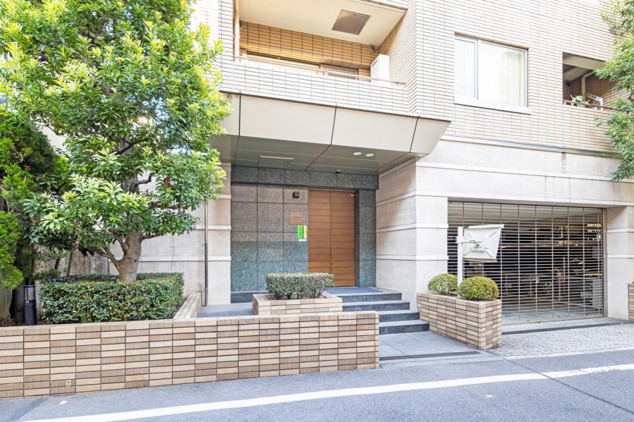 植栽の緑が心地の良さを演出するエントランスです。時代に左右されず、将来にわたって価値が継続する「上質」な佇まいです。