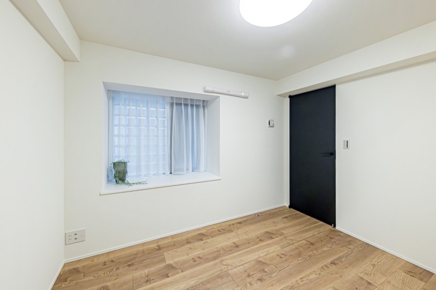 窓際にカウンターがある洋室1はリビングから一番遠く、プライベート性の高いお部屋です。伸びやかな空間の中で、ほっと一息つける安らぎの時間が流れます。