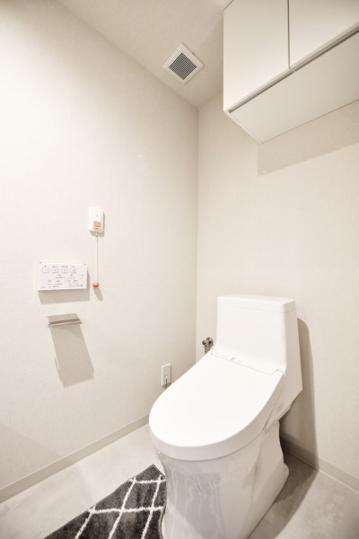 TOTO製ウォシュレット一体型のトイレ新規交換済みです。タンクの小さいタイプなので、空間はスッキリと広く見えます。吊戸棚もありますので小物類などの収納に便利です。