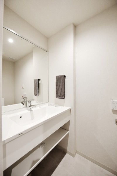 トイレ内にも洗面台を設置しましたので、手洗いもしやすくなっています。家族やお客様が使いやすいスペースですので、衛生的にもメリットがありますし、お掃除もしやすくなります。