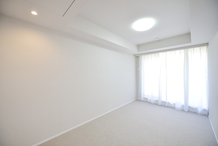洋室1（約8.0帖）は凹凸の無い形の整ったお部屋で家具の配置もしやすいです。東向きのバルコニーに面していますので、気持ちの良い朝日で目を覚ますことができ、主寝室におすすめです。