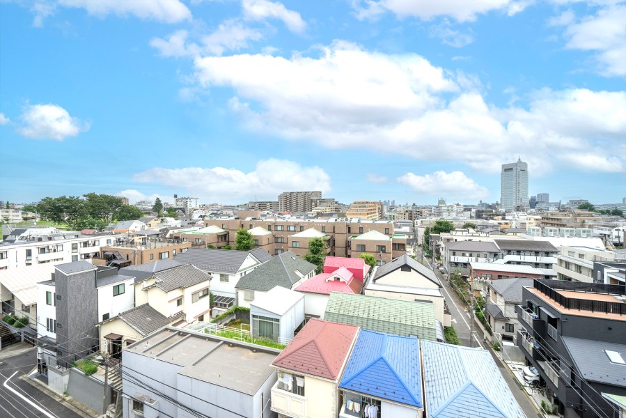 バルコニーからの眺望です。遠くまで見渡せるのびやかな景色はほっと一息つける憩いのリラクゼーション空間です。