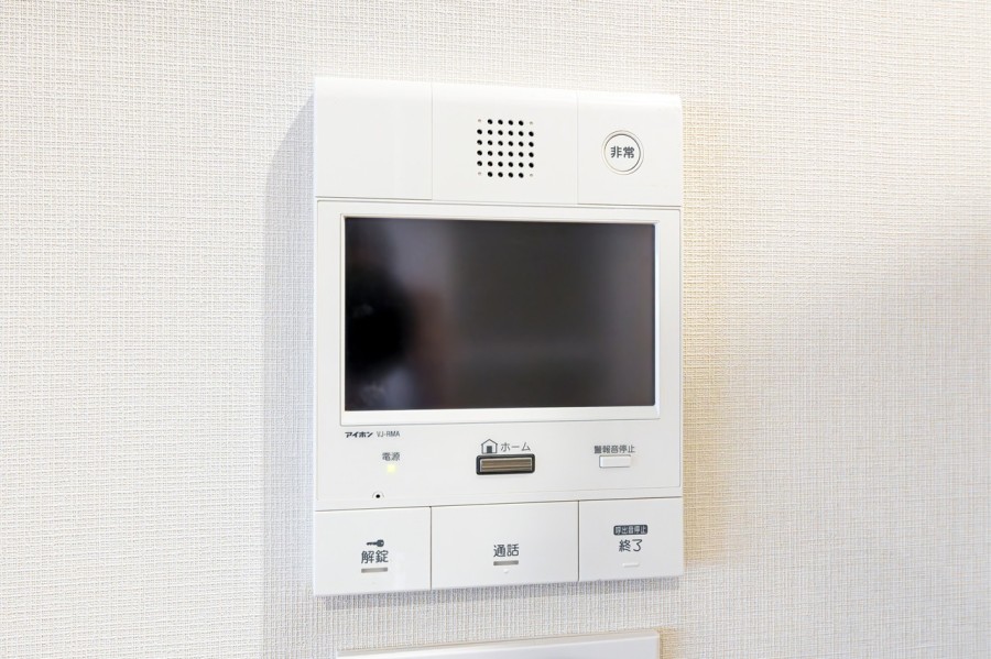 ◆TVモニター付インターホン◆訪ねてきた相手をモニター越しに確認でき、防犯対策に役立ちます。インターホン越しに話をすることが可能です。