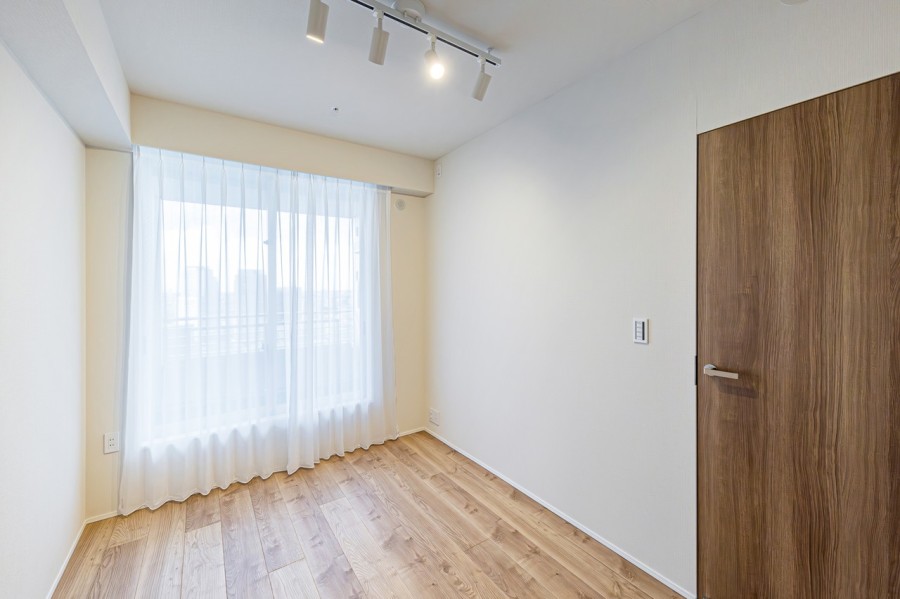 洋室3はリビングから一番遠く、プライベート性の高いお部屋です。凹凸が少なく家具の配置がしやすいお部屋でお好みのレイアウトをお楽しみいただけます。