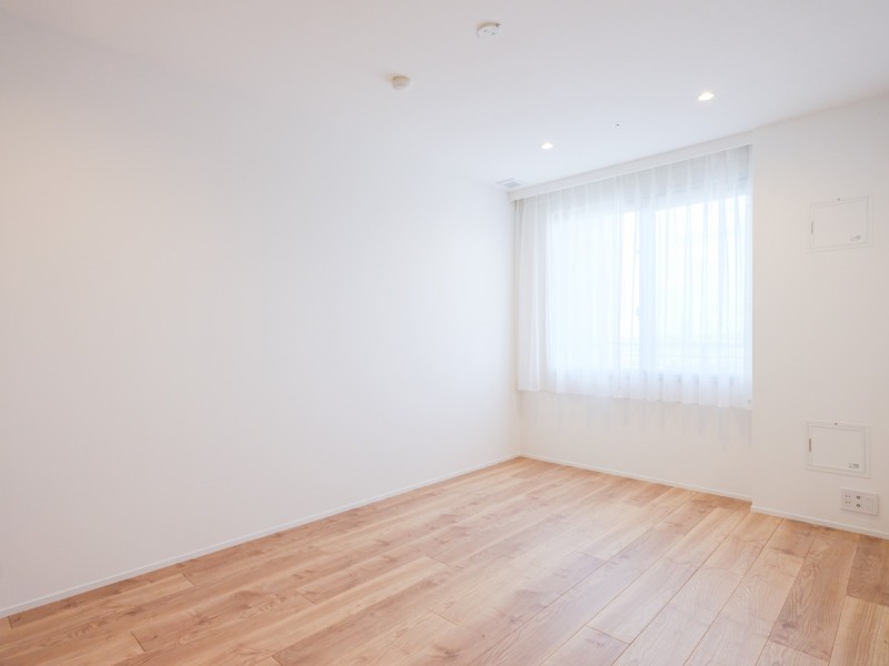 洋室1は約8帖の広々としたお部屋です。ウォークインクローゼット付きで居住スペースを広くお使いいただけるので主寝室におすすめです。