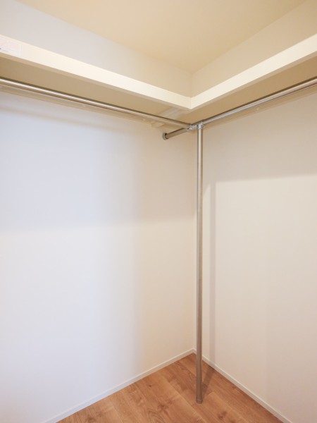 衣類だけでなくキャリーバッグやオフシーズン家電まで、たっぷりと収納可能なウォークインクローゼットです。