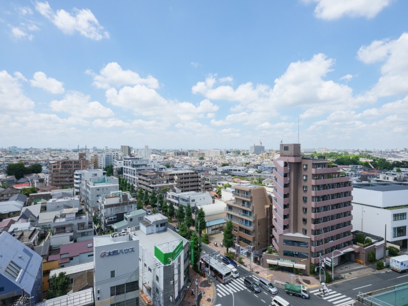 10階のお部屋からの青々とした開けた空を見渡せる開放的な眺望です。のびやかに広がる空が日常になり、至福の時間に包まれる住まいです。