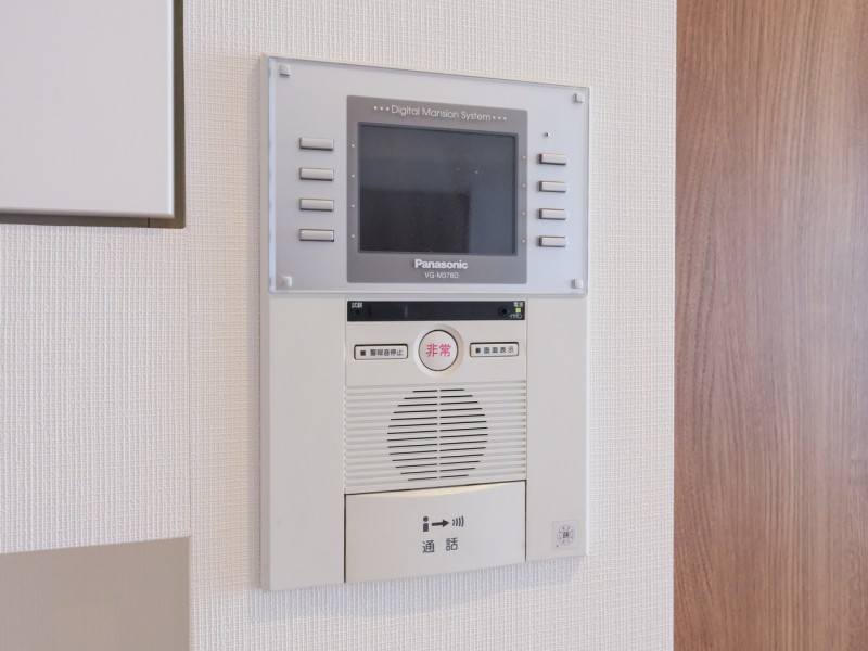 ◆TVモニター付インターホン◆訪ねてきた相手をモニター越しに確認でき、防犯対策に役立ちます。インターホン越しに話をすることが可能です。