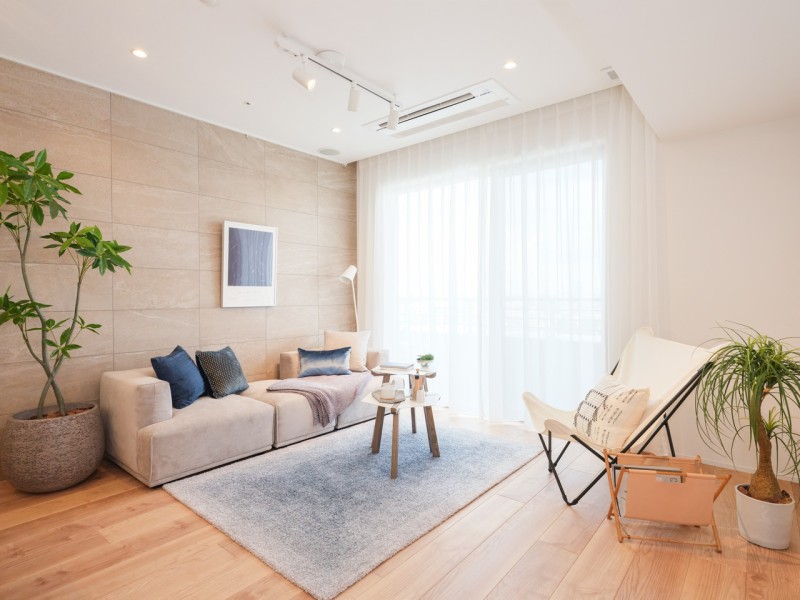 窓からたっぷりの日差しを取り込み、心安らぐお部屋です。自分の世界に没頭する時間も、ご家族の団らんも大切にできる空間です。